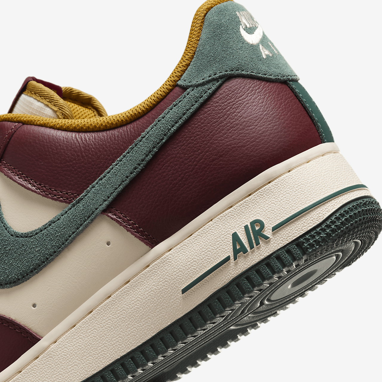 Nike Air Force 1 sneaker Coconut Milk/Dark Team Red/Bronzine/Vintage Green