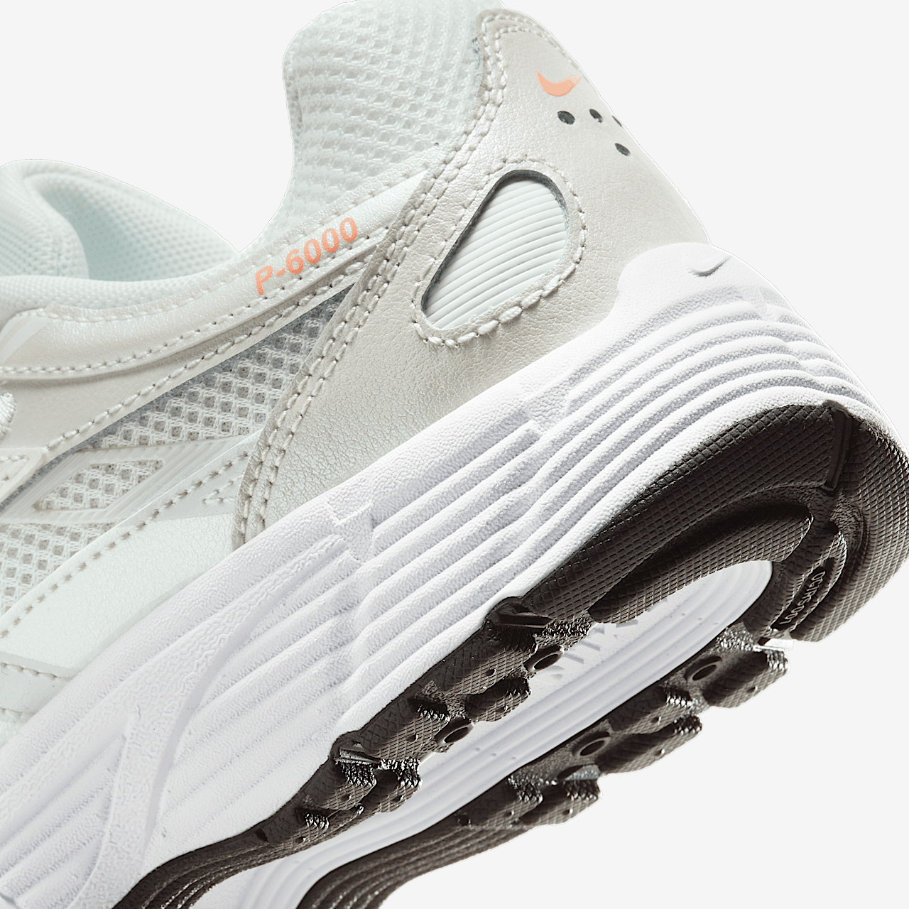 Nike P-6000 sneaker Summit White/Metallic Summit White/Zwart/Apricot Agate