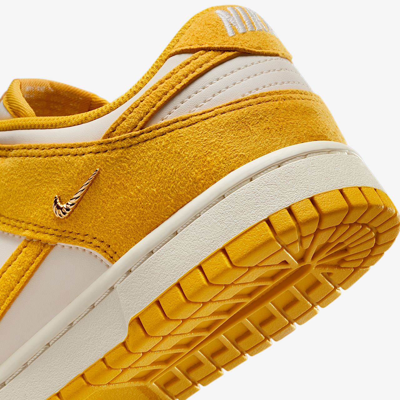 Nike Dunk Low sneaker Pale Ivory/Sail/Metallic Gold/Dark Sulfur