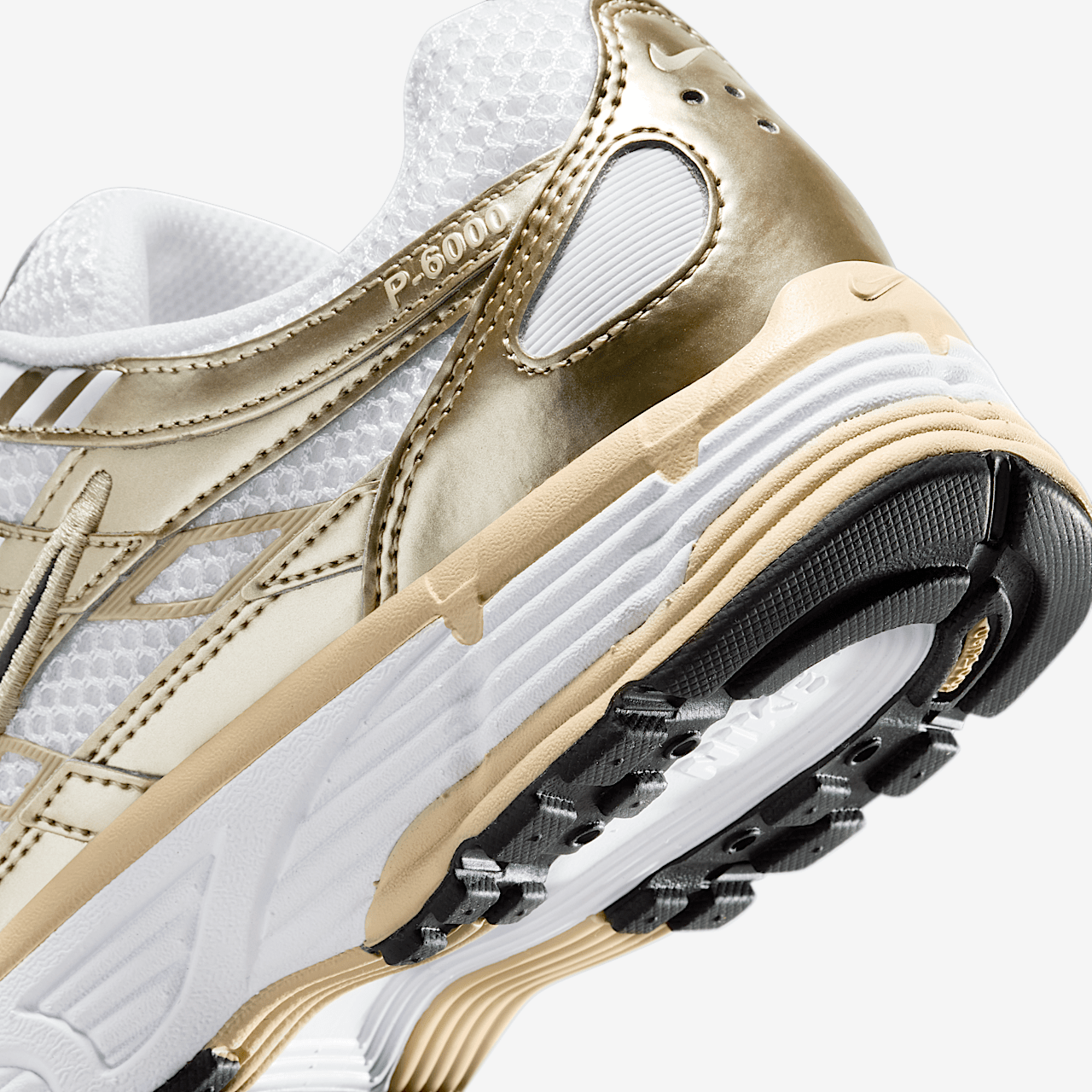 Nike P-6000 sneaker Wit/Grain/Metallic Gold Grain/Zwart