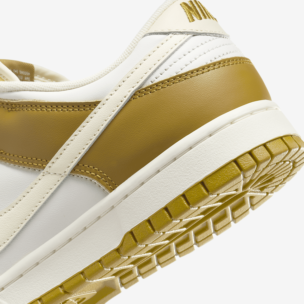Nike Dunk Low sneaker Bronzine/Saturn Gold/Sail/Coconut Milk