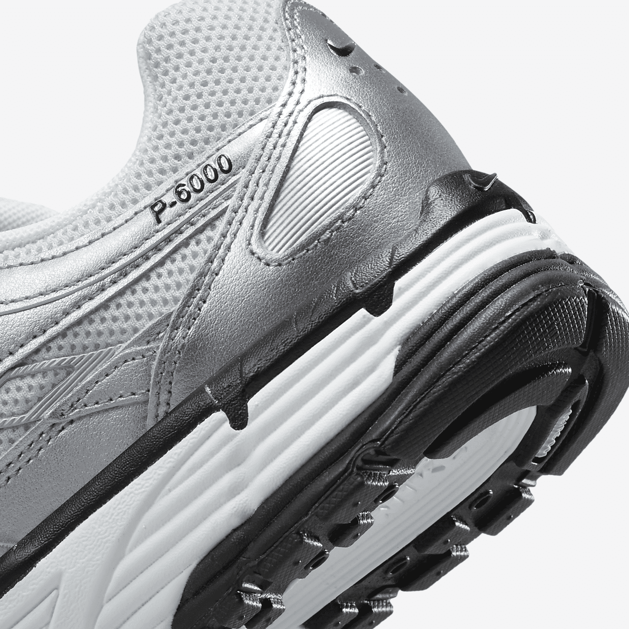 Nike P-6000 sneaker Wit/Metallic Silver/Pure Platinum/Zwart