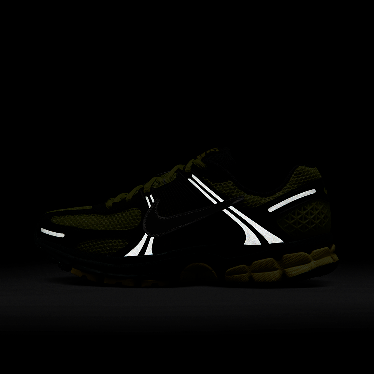 Nike Vomero sneaker Zwart/Metallic Platinum/Bright Cactus/Cyber