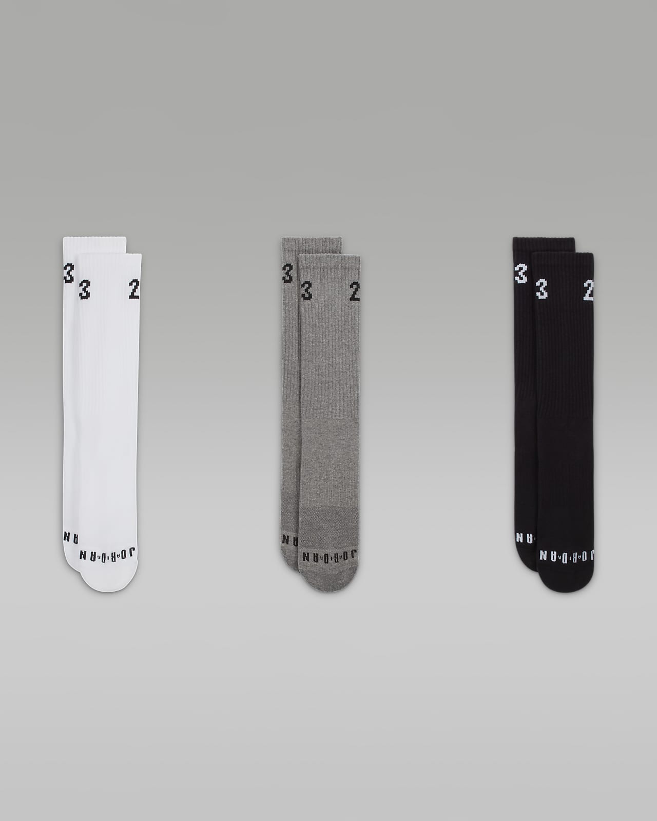 Los calcetines Jordan Essentials de longitud media son suaves y elásticos,  con soporte y amortiguación incorporados. 3 pares cubren casi la mitad de  la semana.