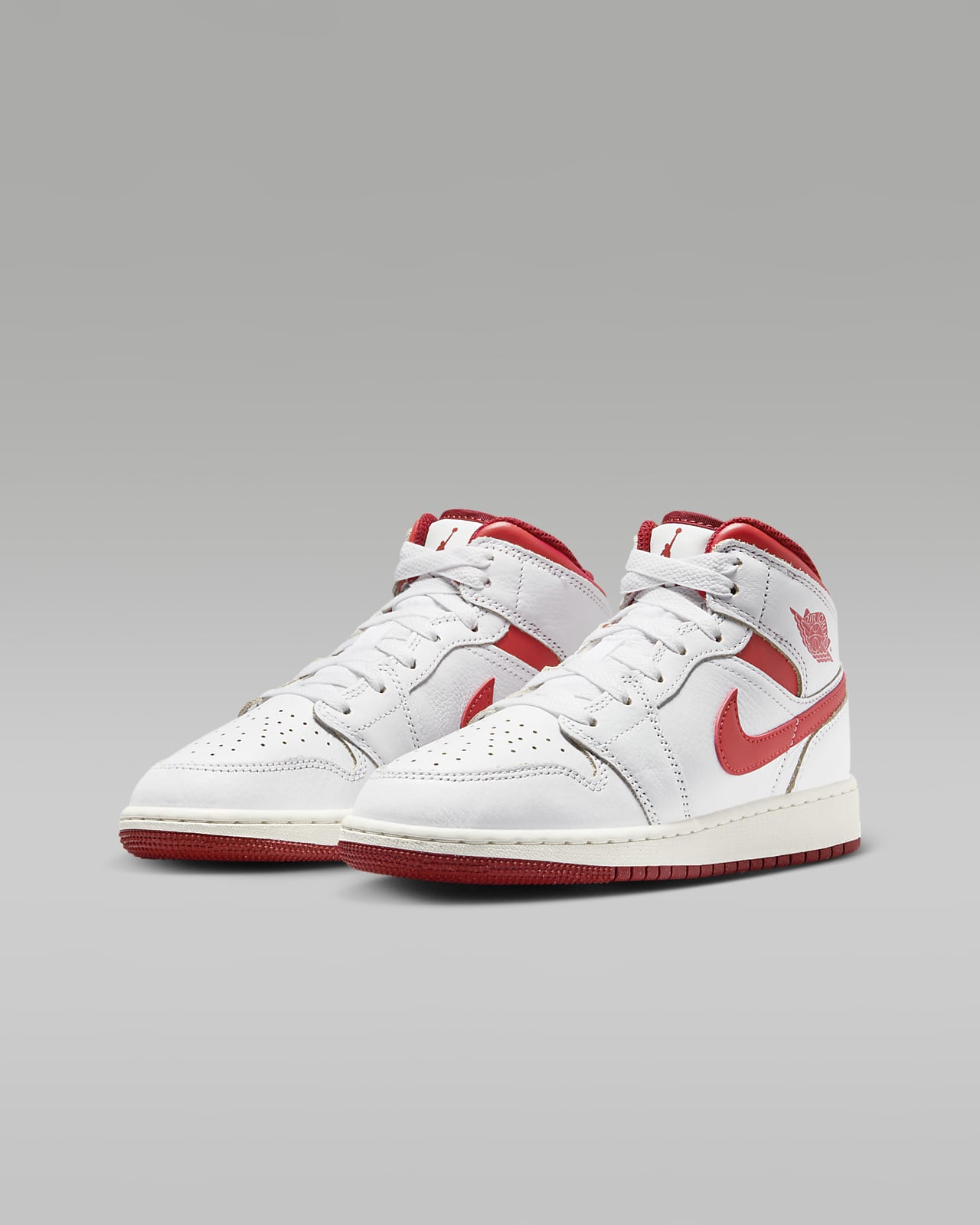 Air Jordan 1 Mid SE Older Kids Shoes. Nike AT