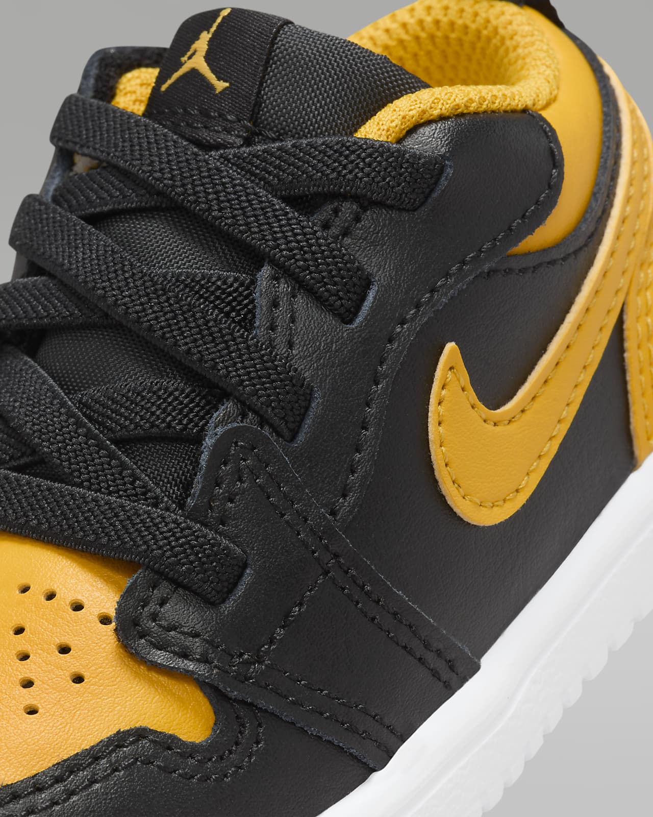 Black and yellow nike toddler shoes best sale