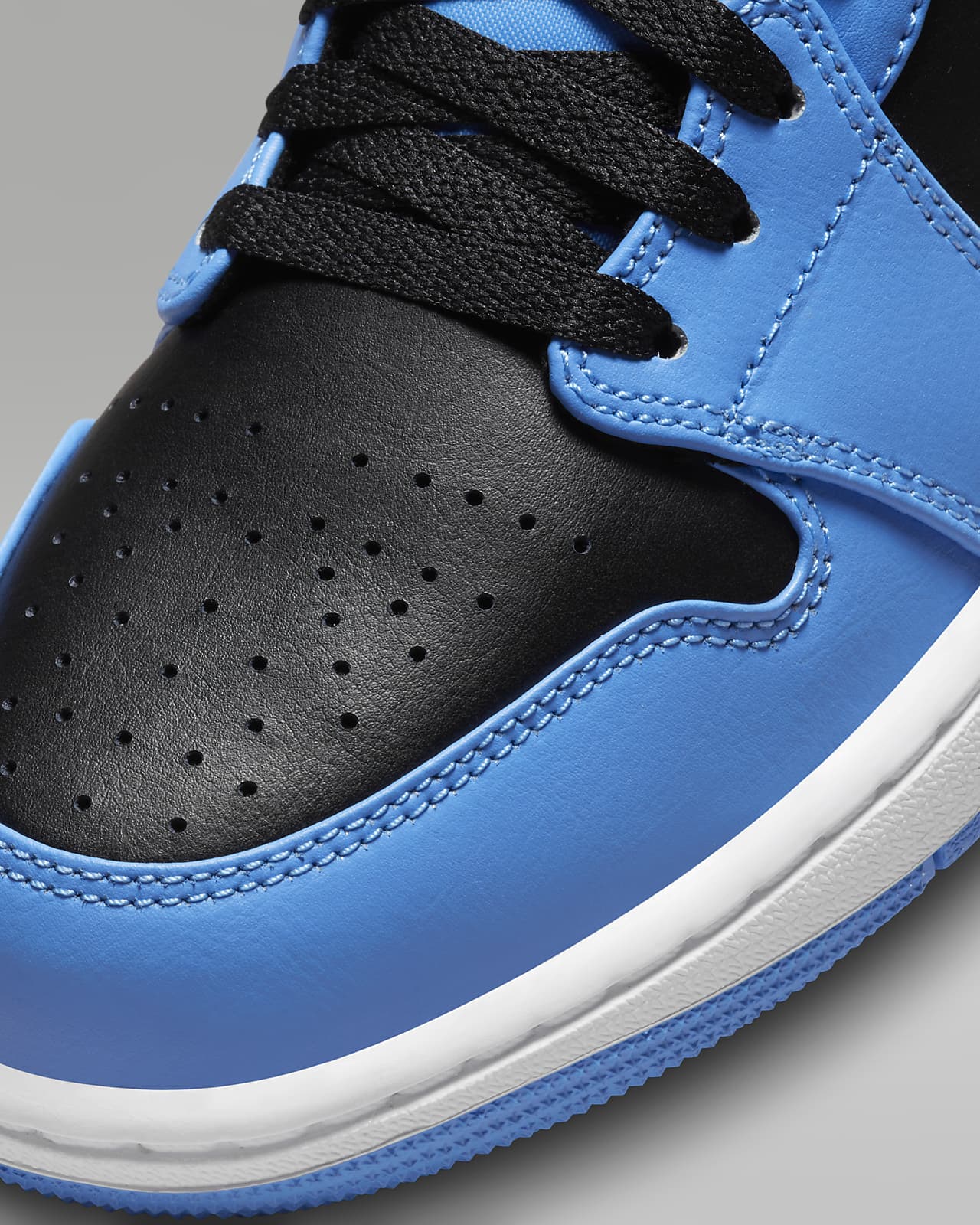 Air Jordan 1 Mid Men's Shoes. Nike IN