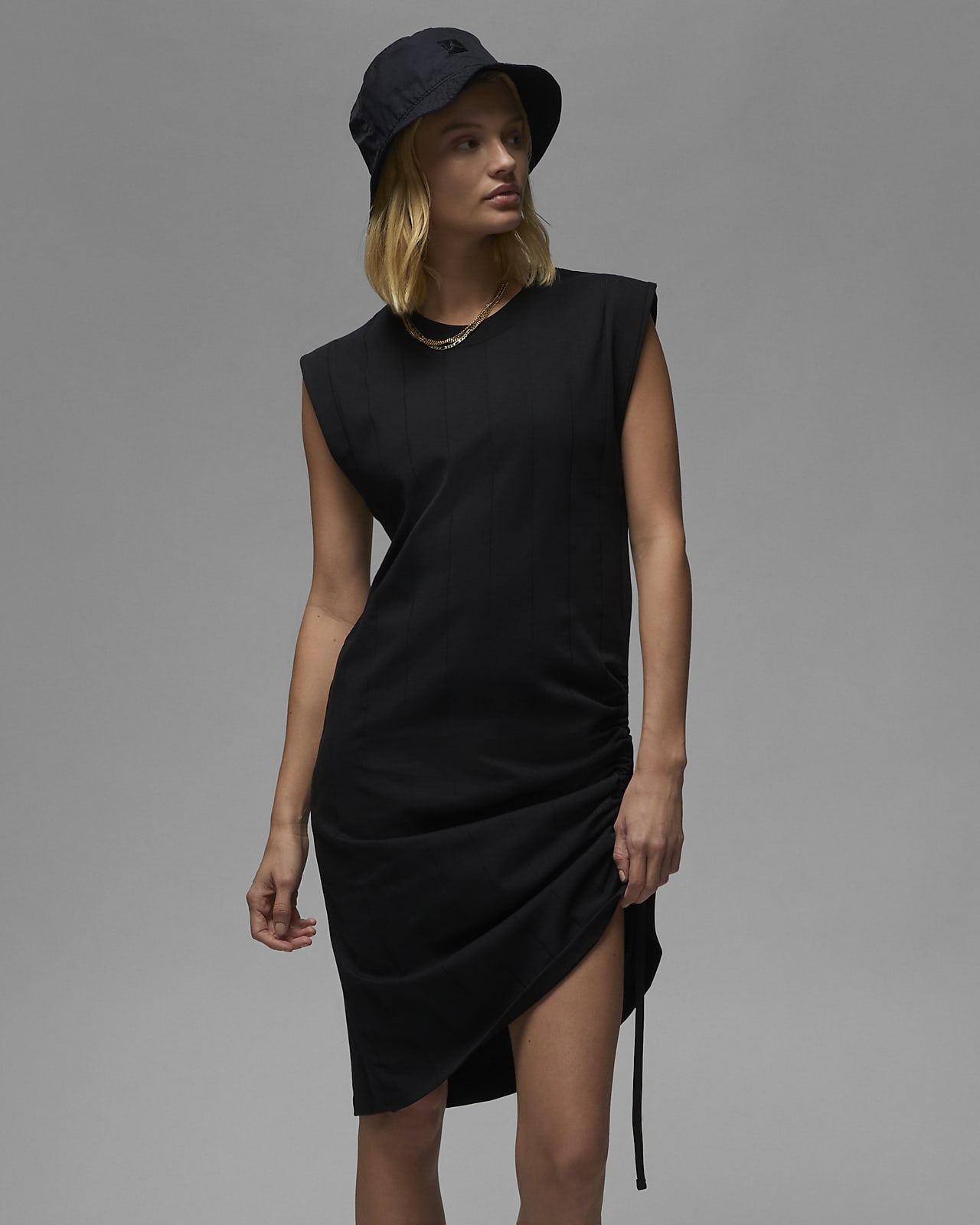 Des femmes en robes sales