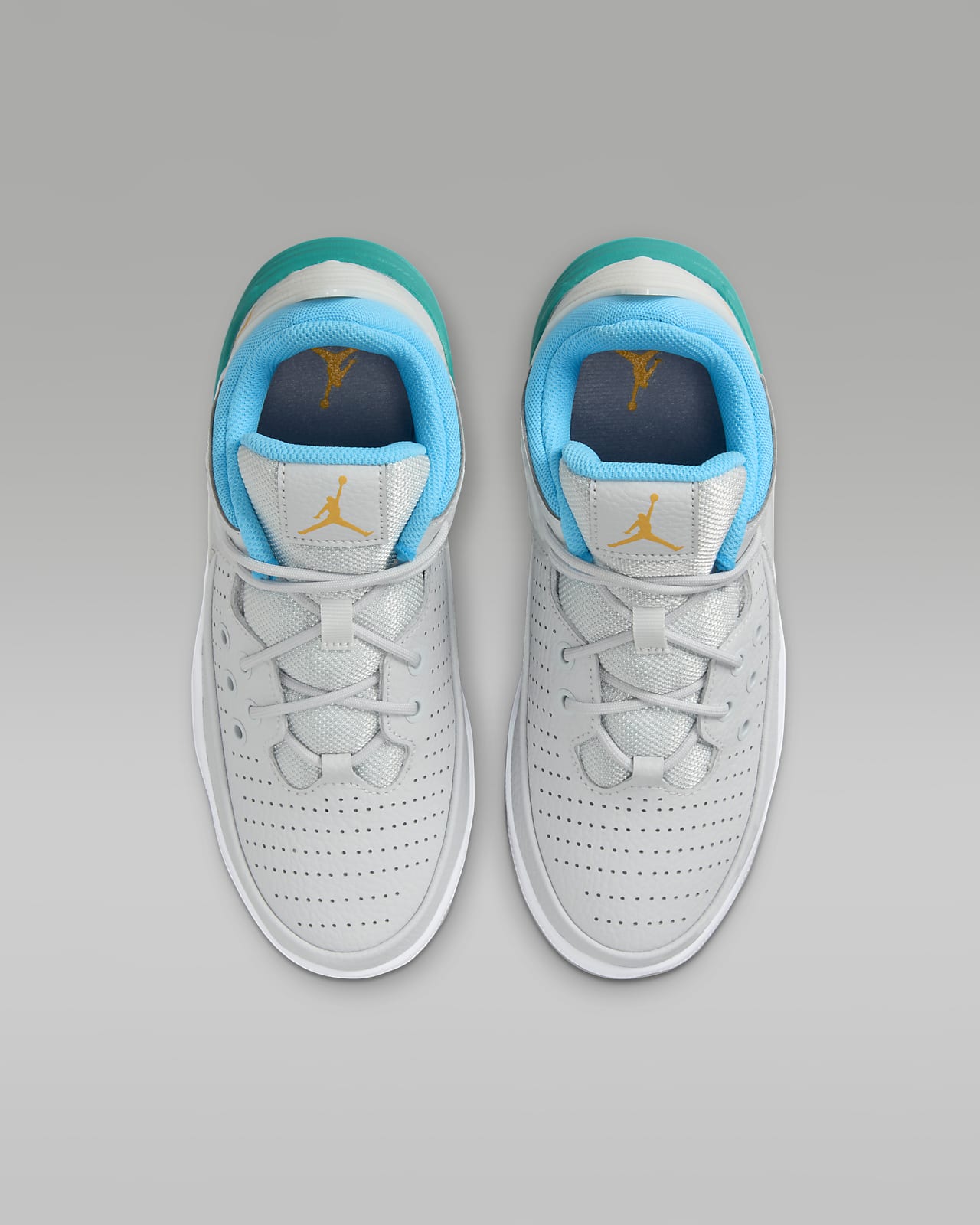 Jordan Max Aura 5 Older Kids Shoes. Nike SG