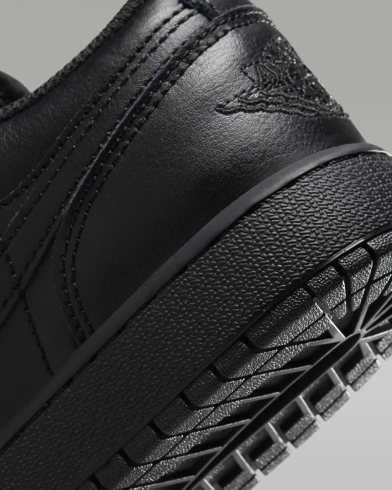 最安値正規品Nike air jordan 1 low triple black 27.5 靴
