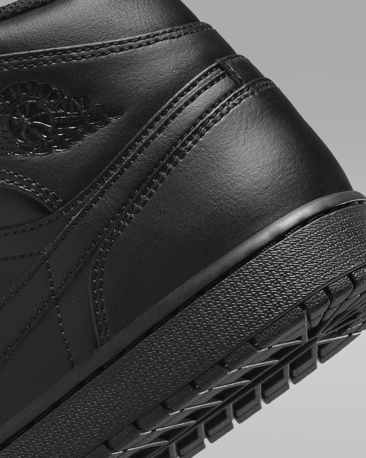 Air Jordan 1 Mid Men's Shoes. Nike AT