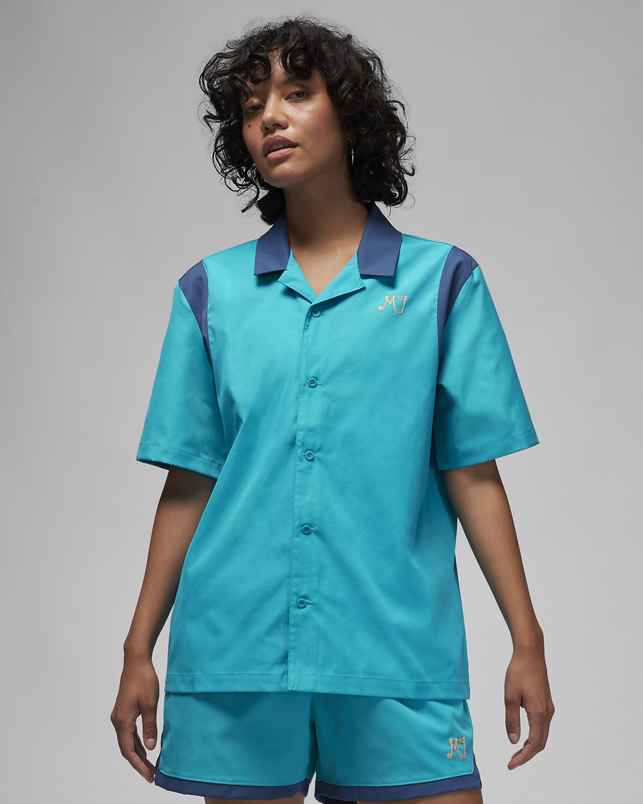 Jordan Women s Button Down Shirt. Nike HR