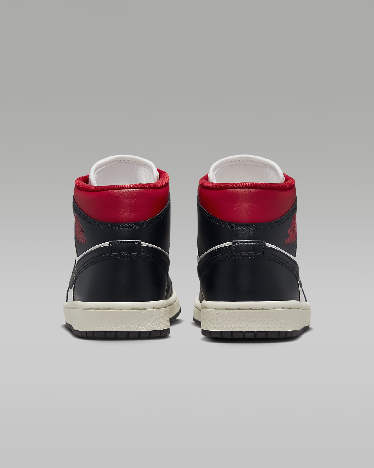 Air Jordan 1 Mid Women's Shoes. Nike IL