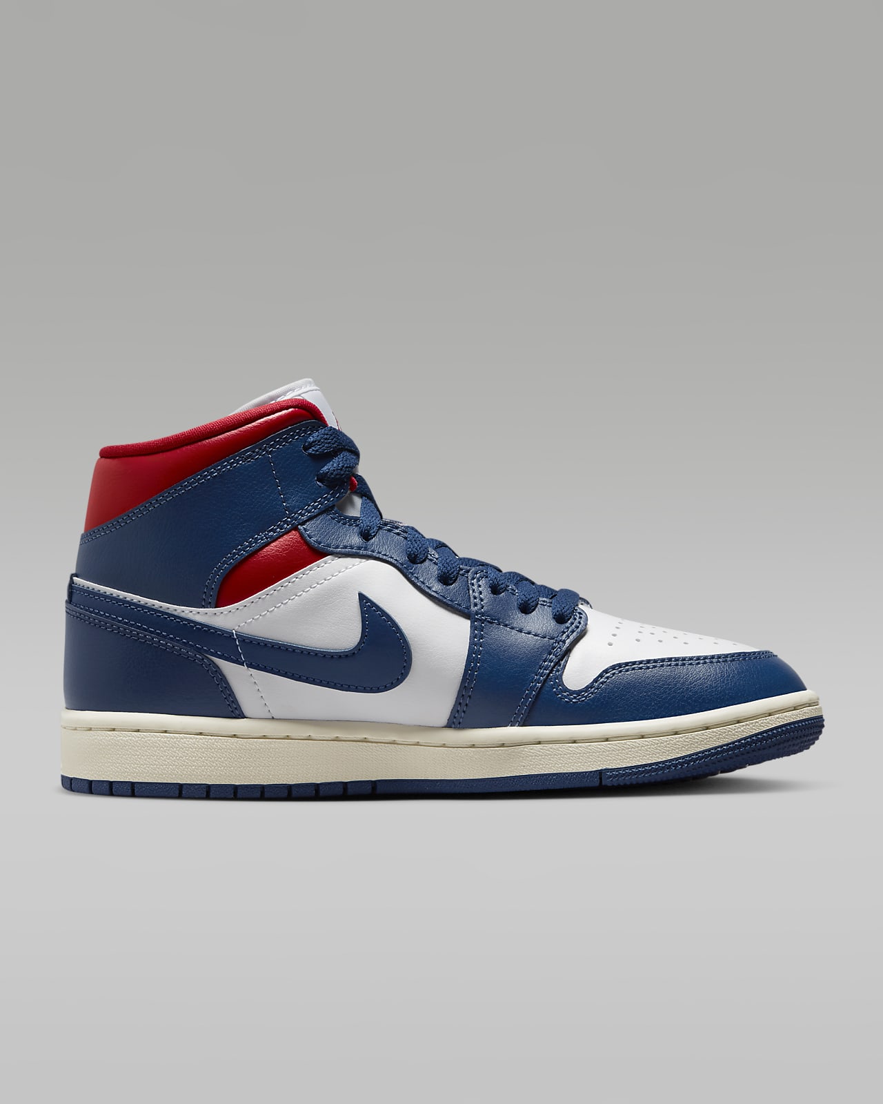 Air Jordan 1 Mid Women's Shoes. Nike IL