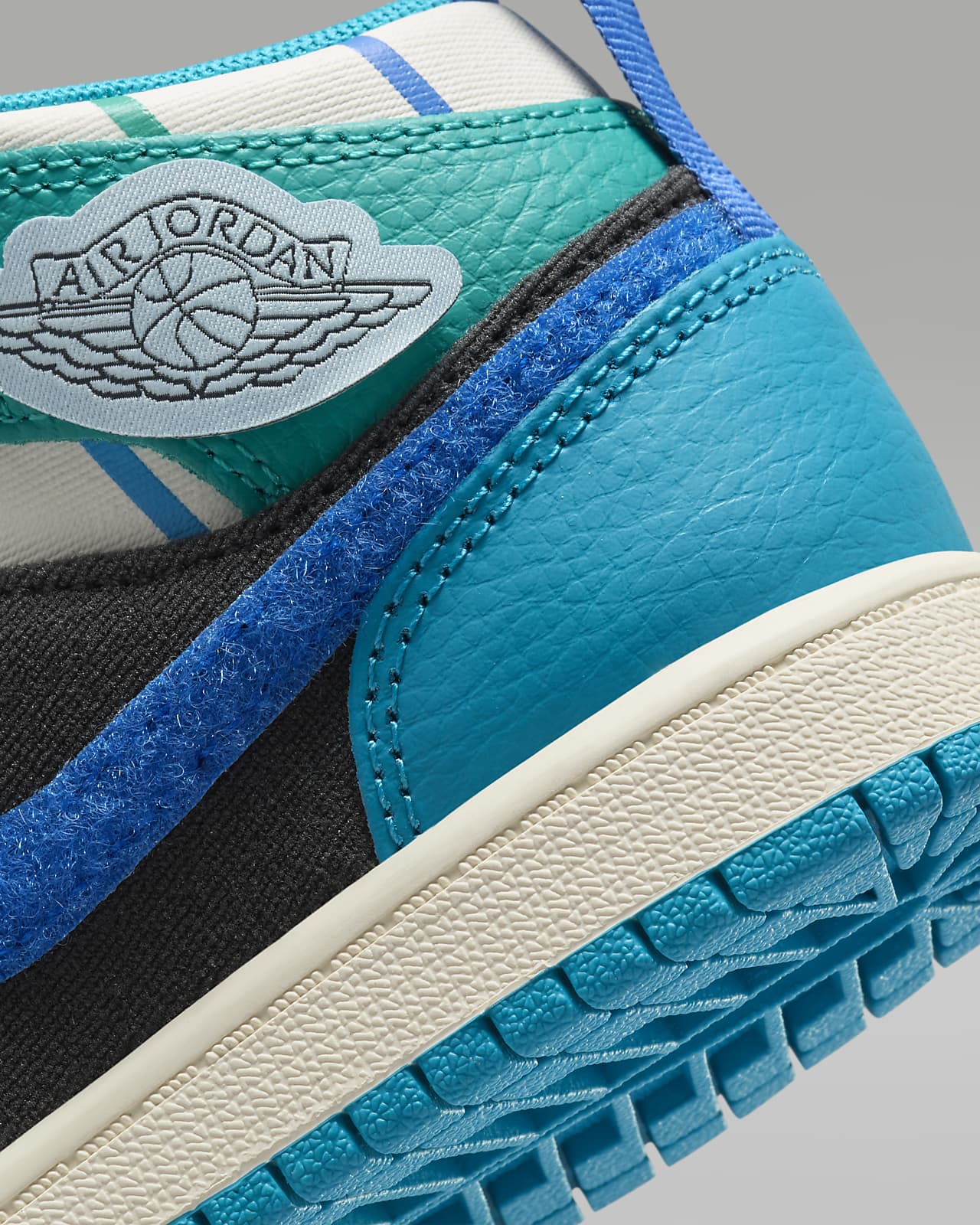 Jordan 1 Mid SS Little Kids Shoes. Nike