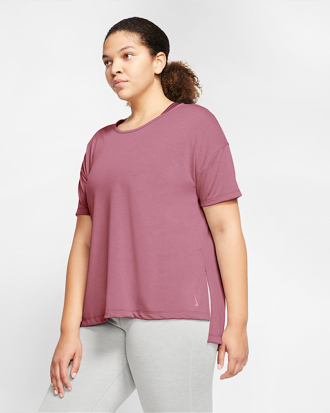 Nike Yoga kortermet overdel til dame (Plus Size). Nike NO Dame Store størrelser Yoga Overdeler og T skjorter. Nike NO