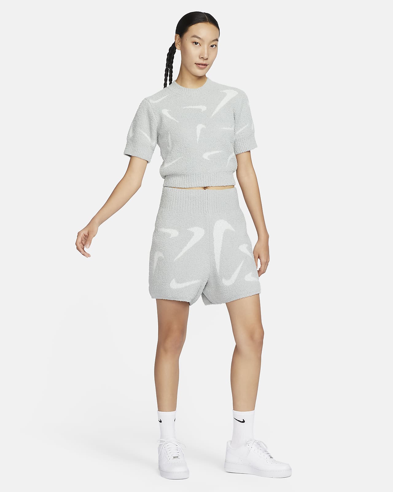 Nike Sportswear Phoenix Cozy Bouclé Women's High-Waisted Slim 4 Knit Shorts.