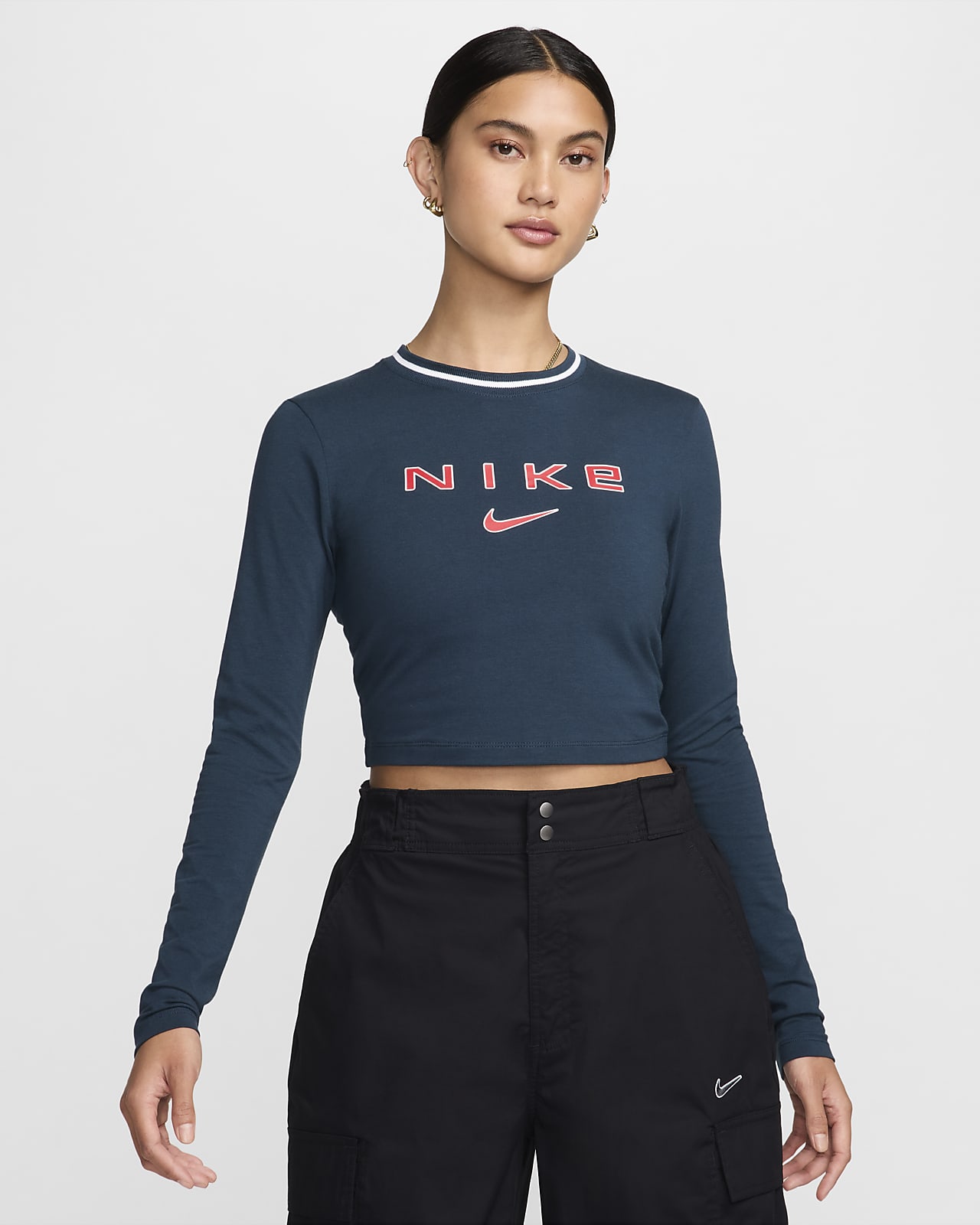 T-shirt corta Slim Fit a manica lunga con grafica Nike Sportswear Chill Knit – Donna
