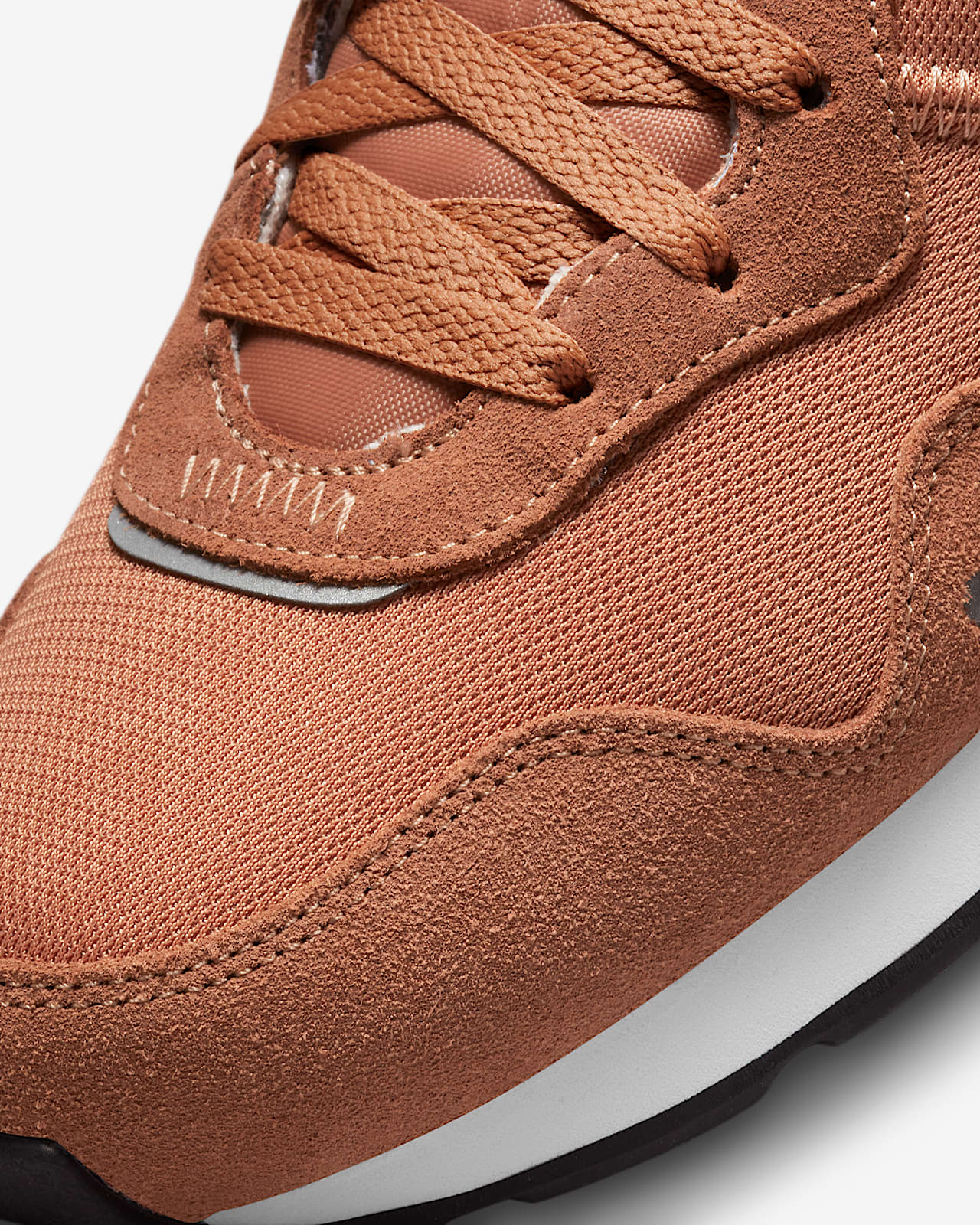 nike venture runner leather trainers