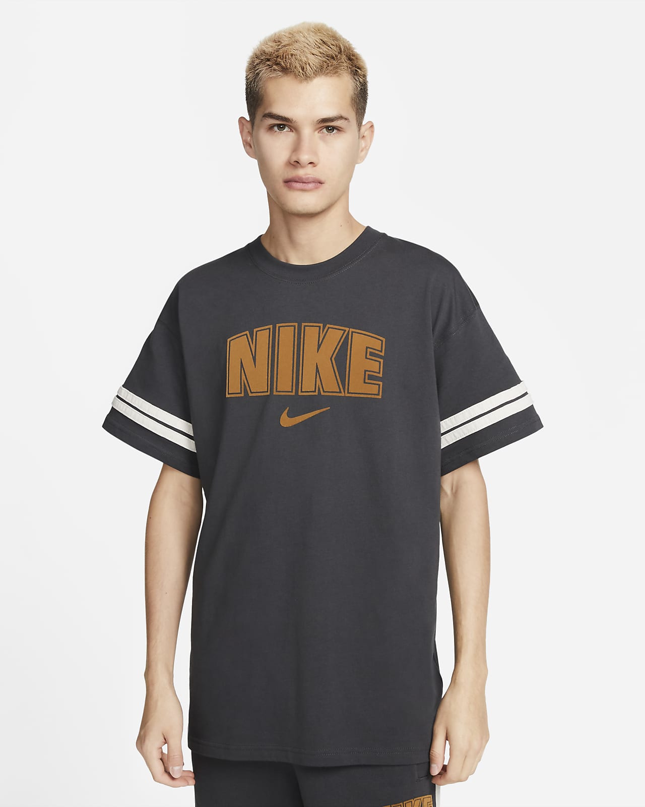groot camouflage Boom Nike Sportswear T-shirt voor heren. Nike BE
