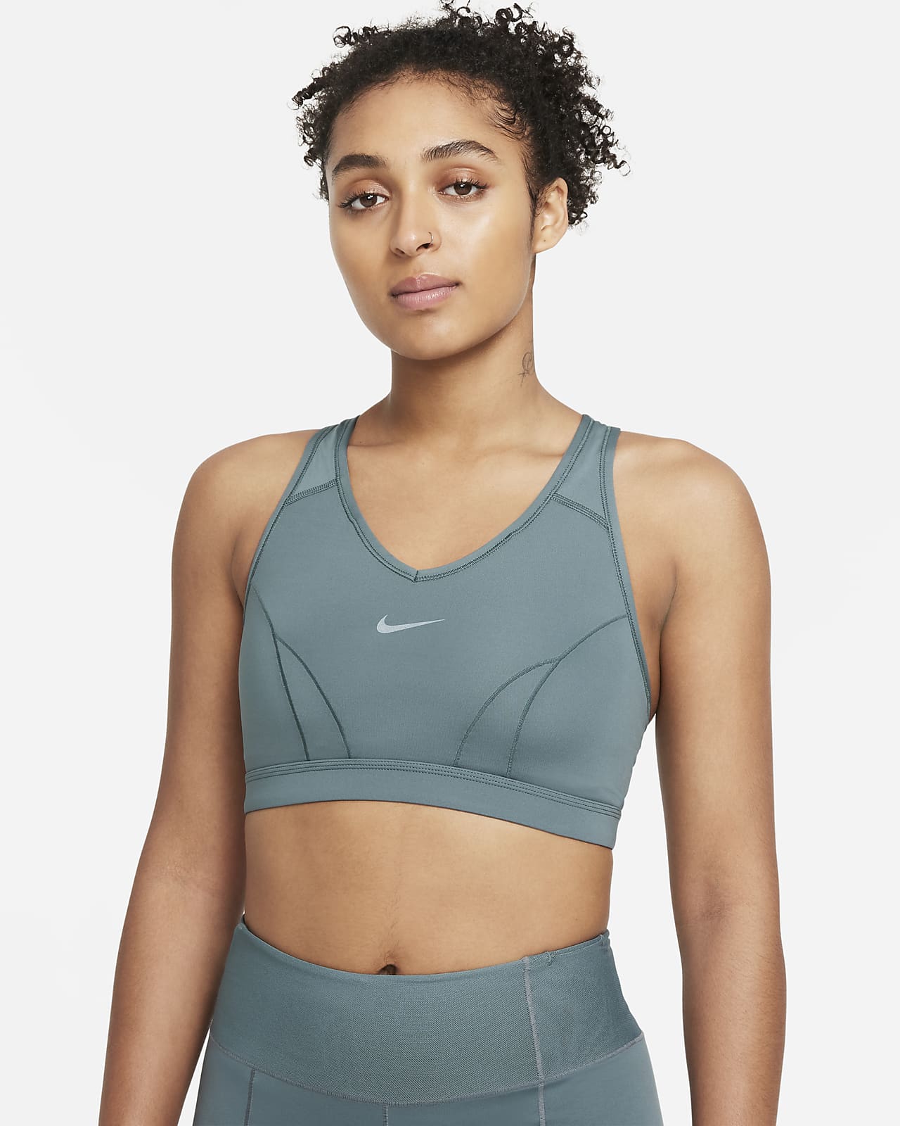 Bra deportivo con cuello en V y almohadilla de una sola pieza de media  sujeción para mujer Nike Swoosh Icon Clash. Nike.com