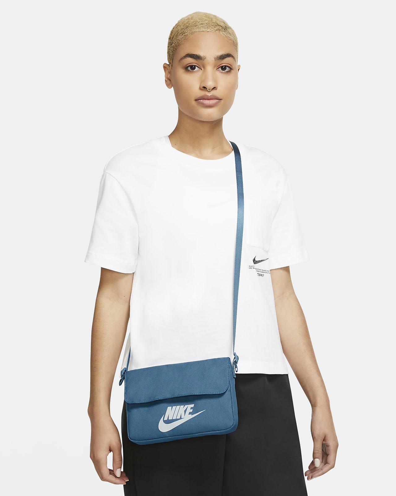 Nike Sportswear Women's Futura 365 Cross-Body Bag (3L). Nike ID