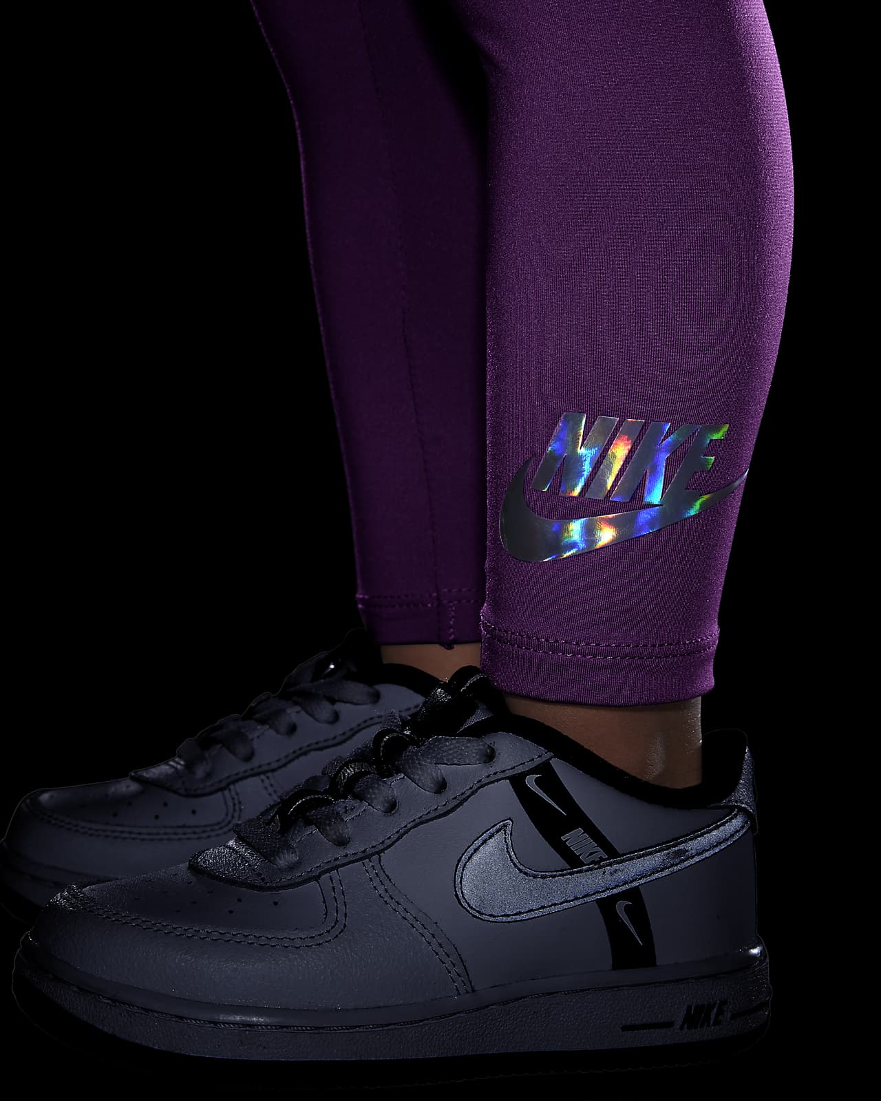 Conjunto infantil de leggings y sudadera Nike. Nike.com