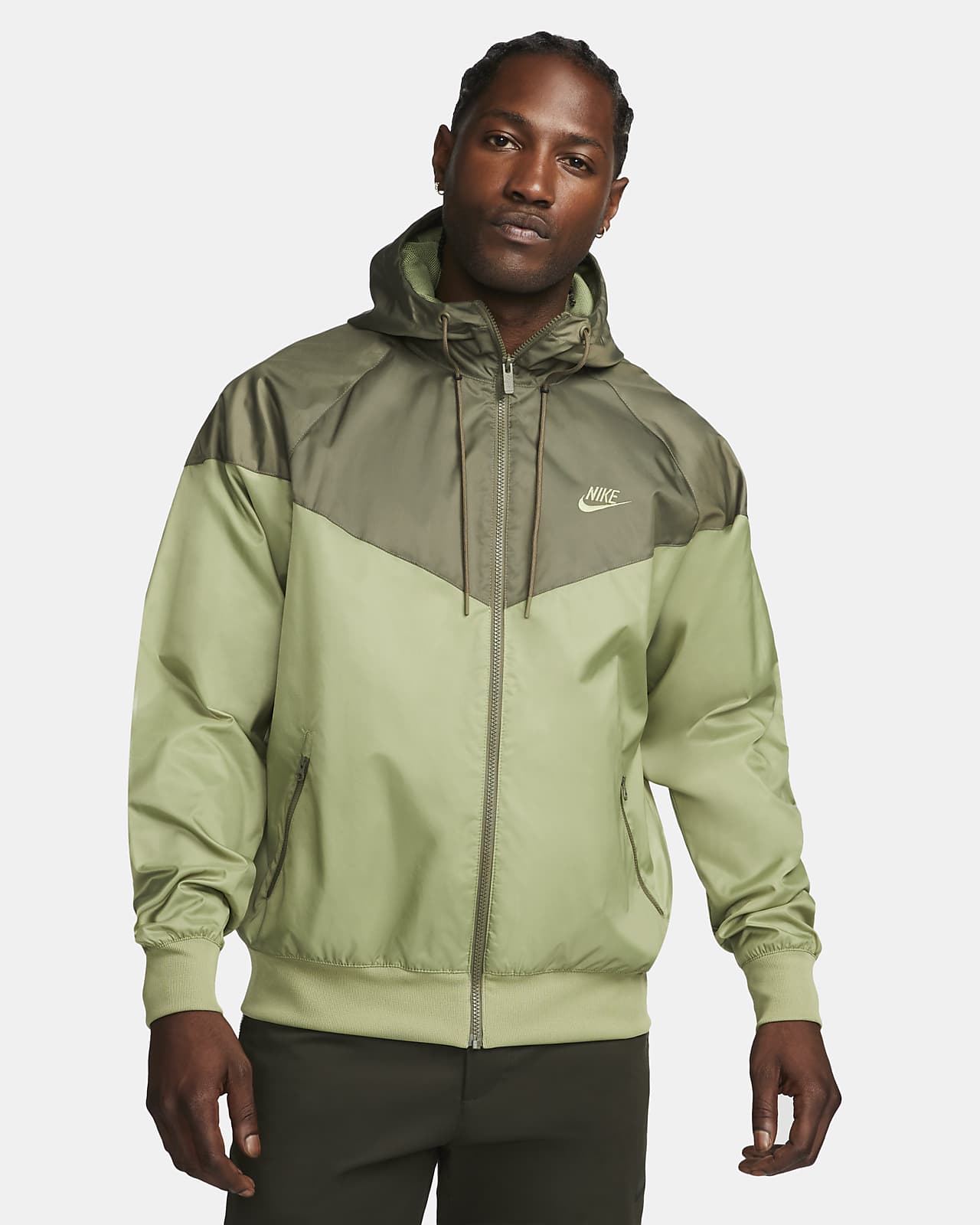 modelo solamente hielo Chamarra con gorro para hombre Nike Sportswear Windrunner. Nike.com