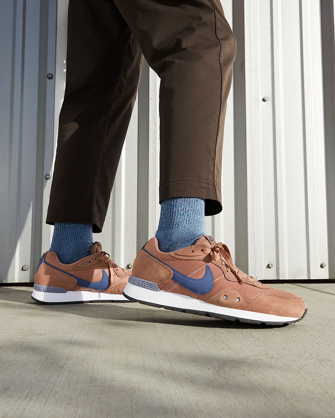 nike venture runner leather trainers