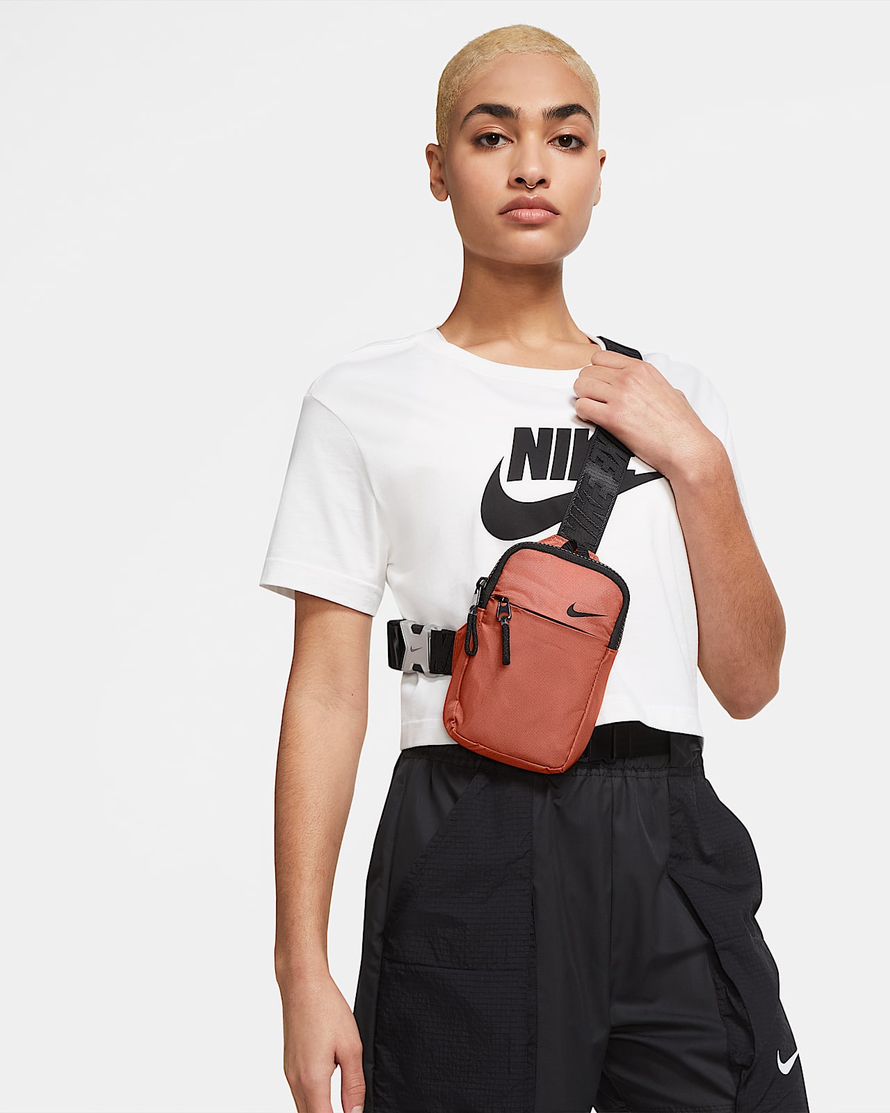 nike sportswear essentials+