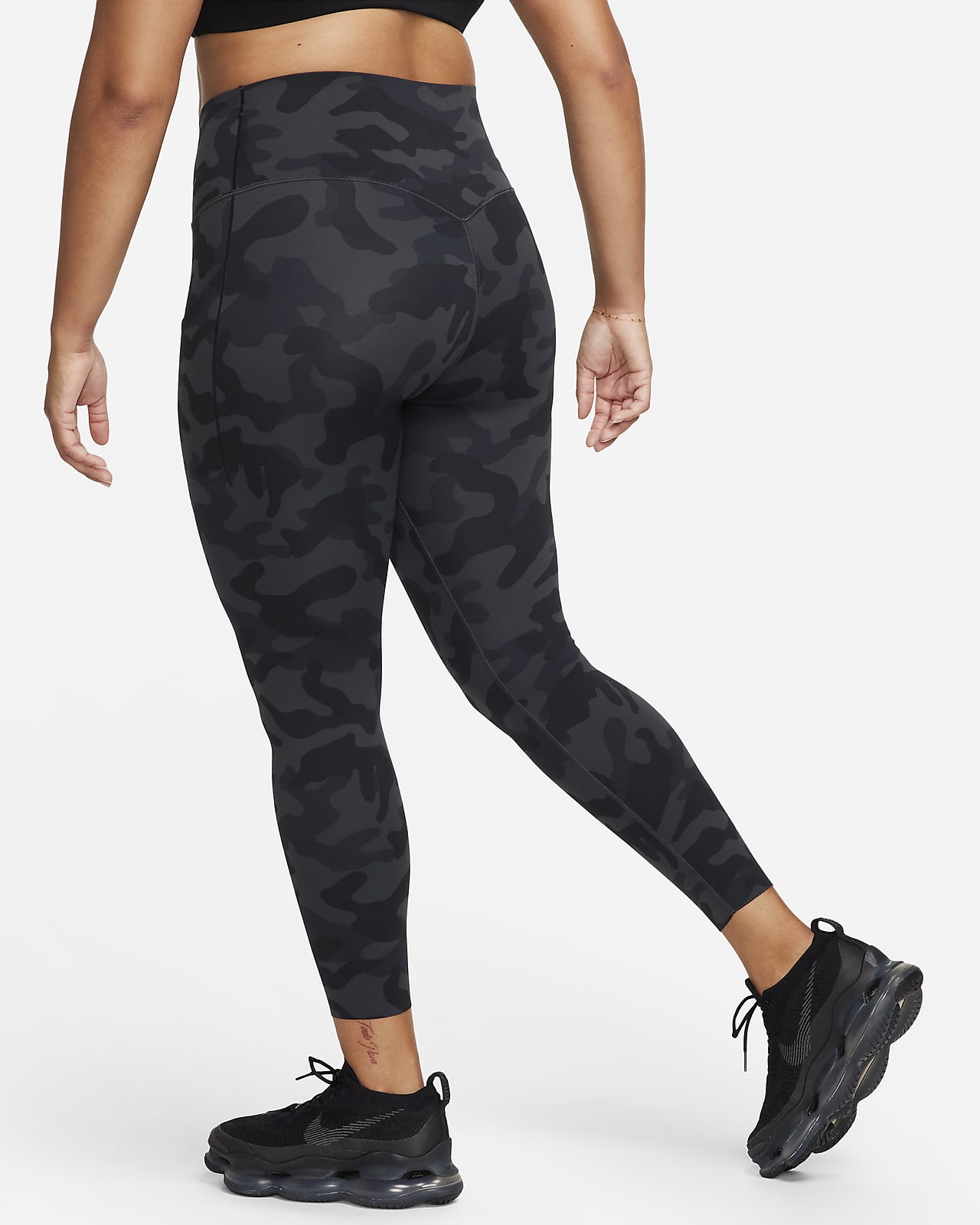 Leggings de camuflaje de 7/8 de tiro alto y media sujeción con bolsillos  para mujer Nike Universa.