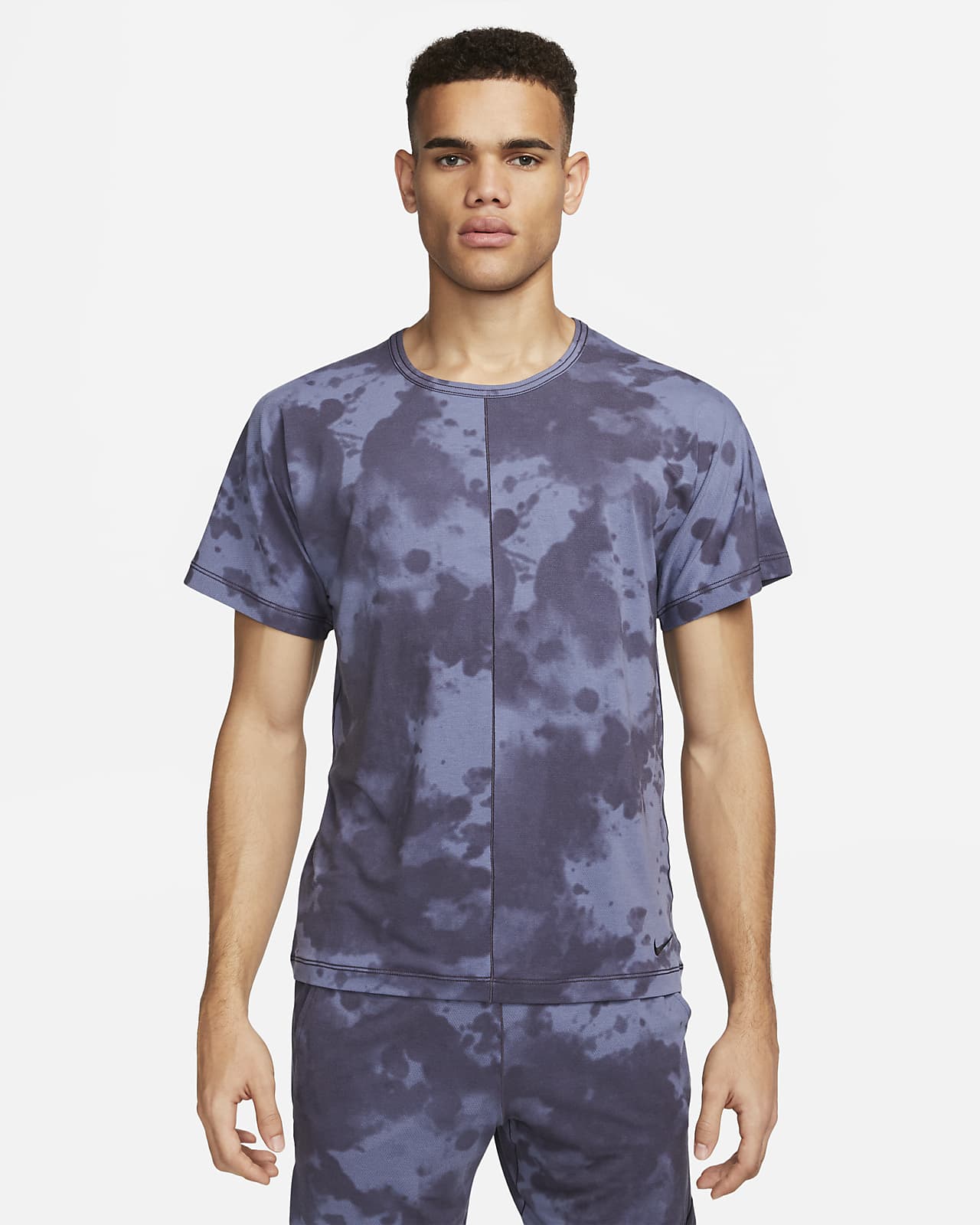 Ανδρική κοντομάνικη μπλούζα γιόγκα με μοτίβο σε όλη την επιφάνεια Nike Dri-FIT