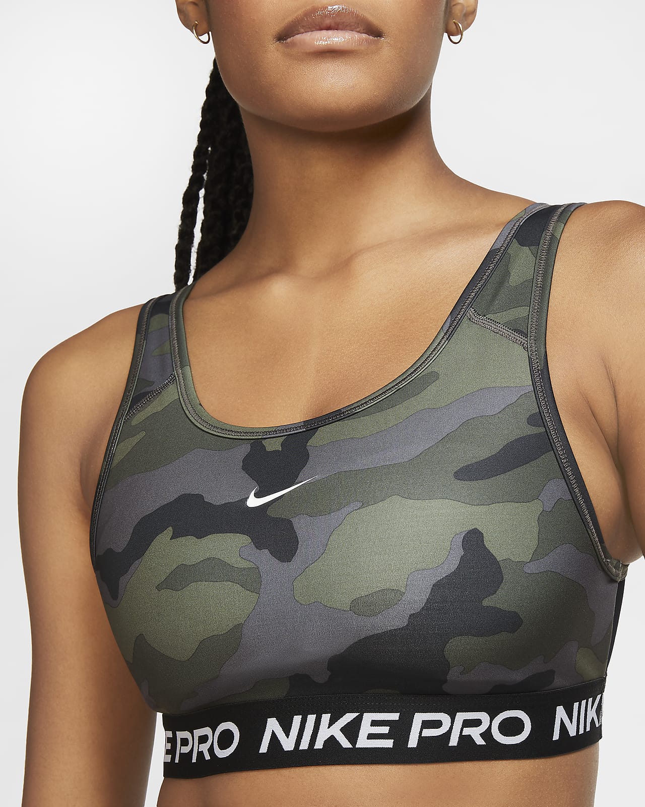 Sujetador deportivo con camuflaje y almohadilla de una sola pieza de  sujeción media para mujer Nike Pro Swoosh. Nike.com