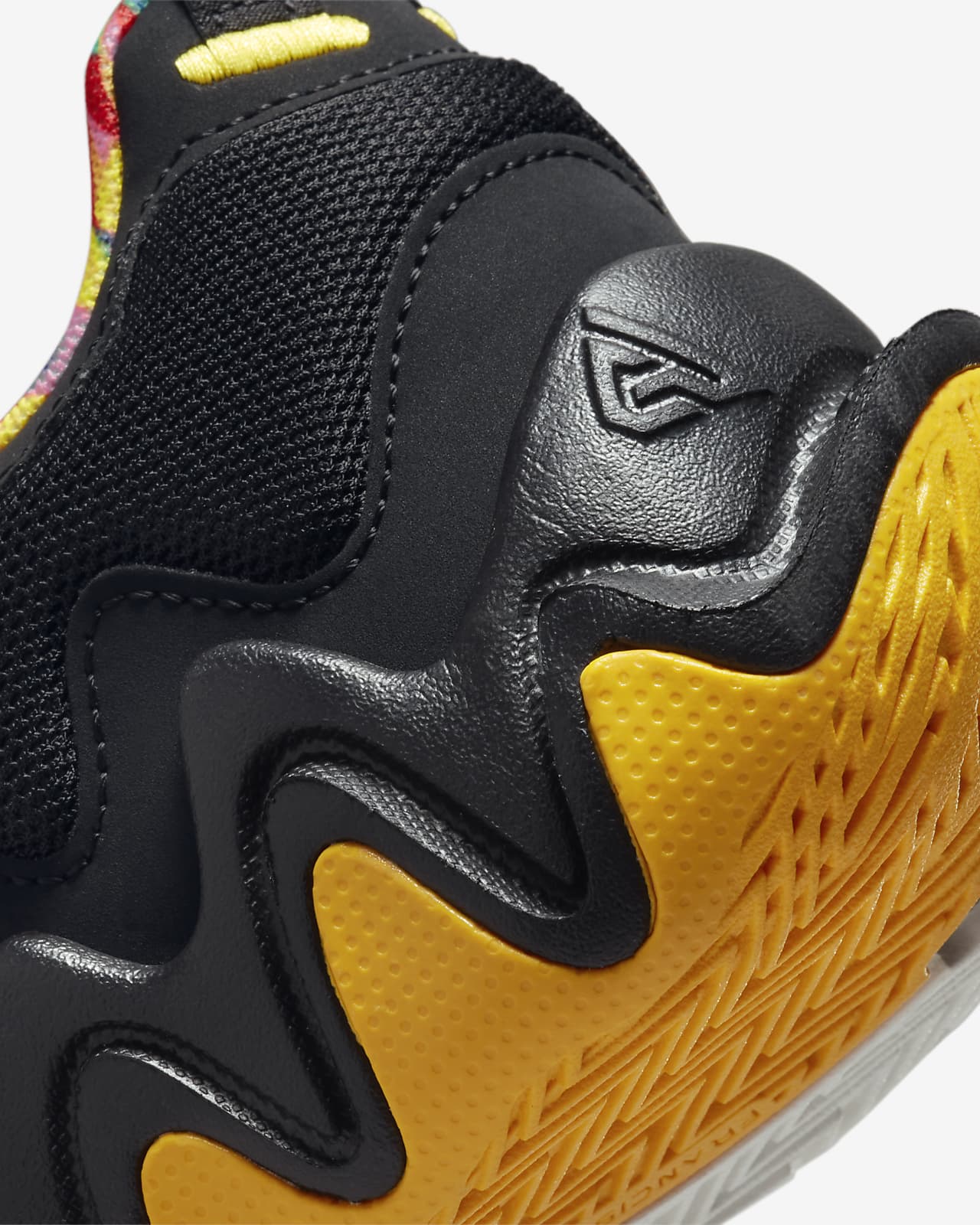 Black and yellow nike basketball clearance shoes