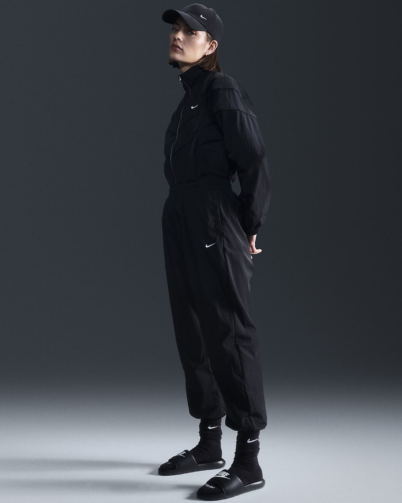 Pantaloni jogger oversize in tessuto a vita media Nike Sportswear Essential – Donna