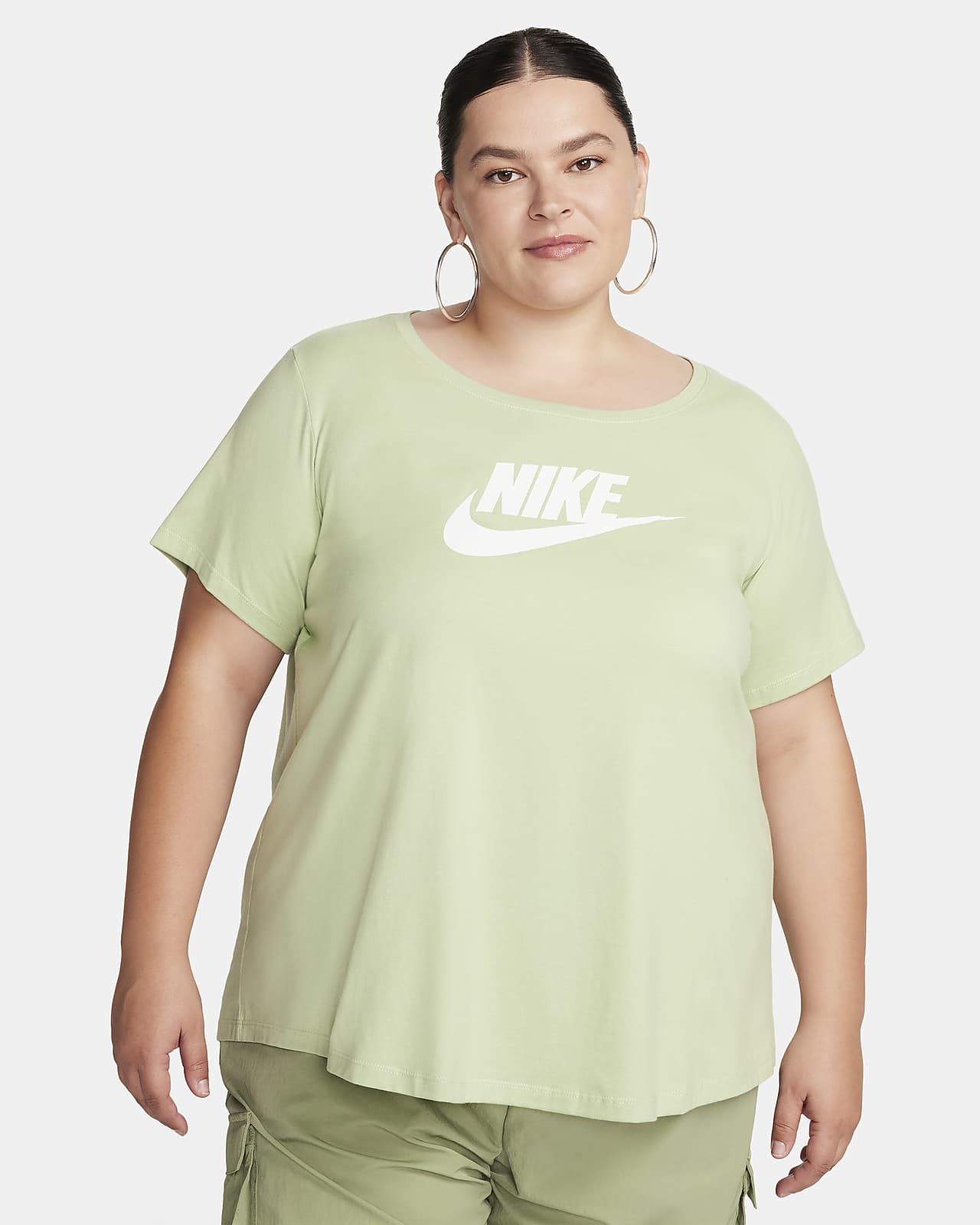 Nike Sportswear Size). Logo Women\'s (Plus T-Shirt Essentials