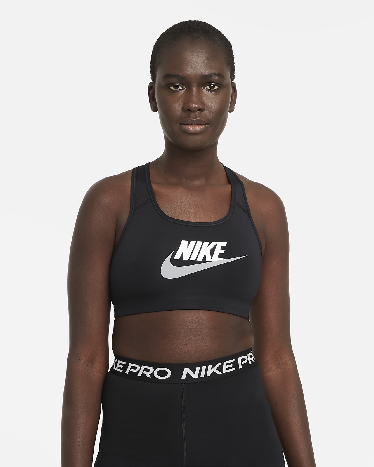 Dámská podprsenka Nike Swoosh se střední oporou a nápisem. Nike CZ