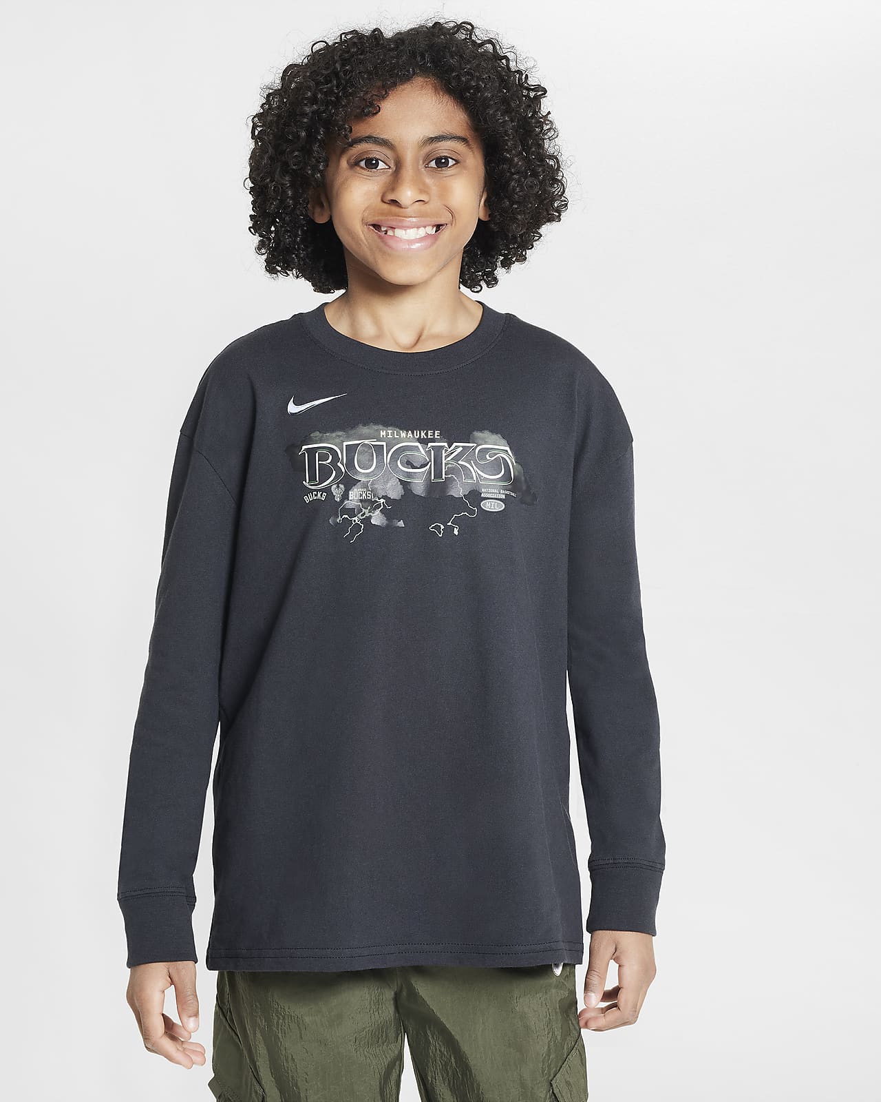 Milwaukee Bucks Essential Older Kids' (Boys') Nike NBA Max90 Long-Sleeve T-Shirt