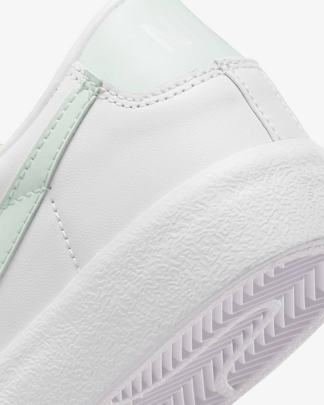 Nike Blazer Low '77 Women's Shoe. Nike AT