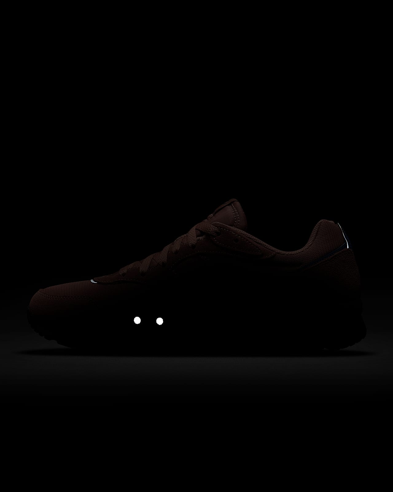 nike venture runner leather trainers