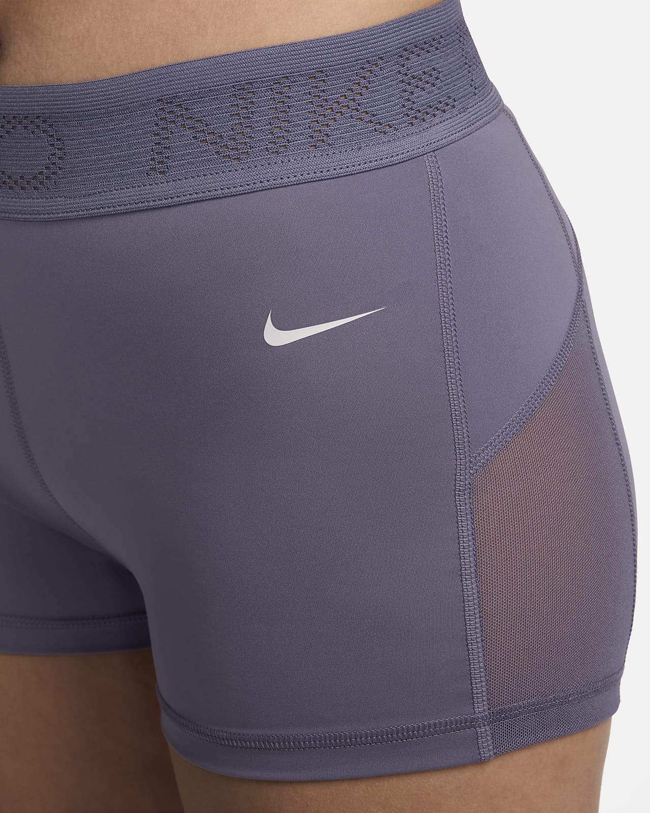 Nike Pro shorts med nettingpaneler og mellomhøyt liv (7,5 cm) til dame