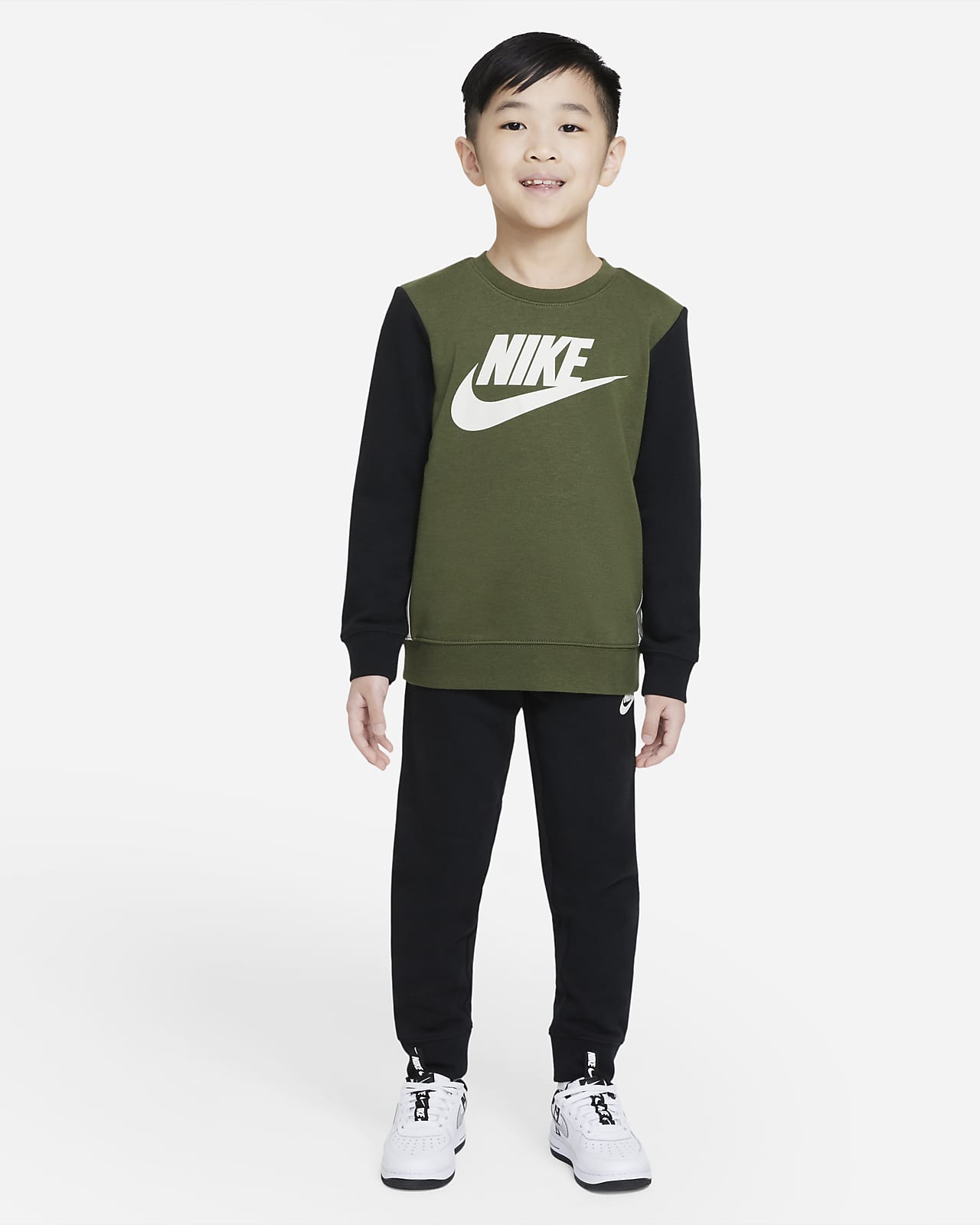 Ídolo Currículum Creo que Conjunto de pantalones y camiseta de cuello redondo Nike para niños talla  pequeña. Nike.com