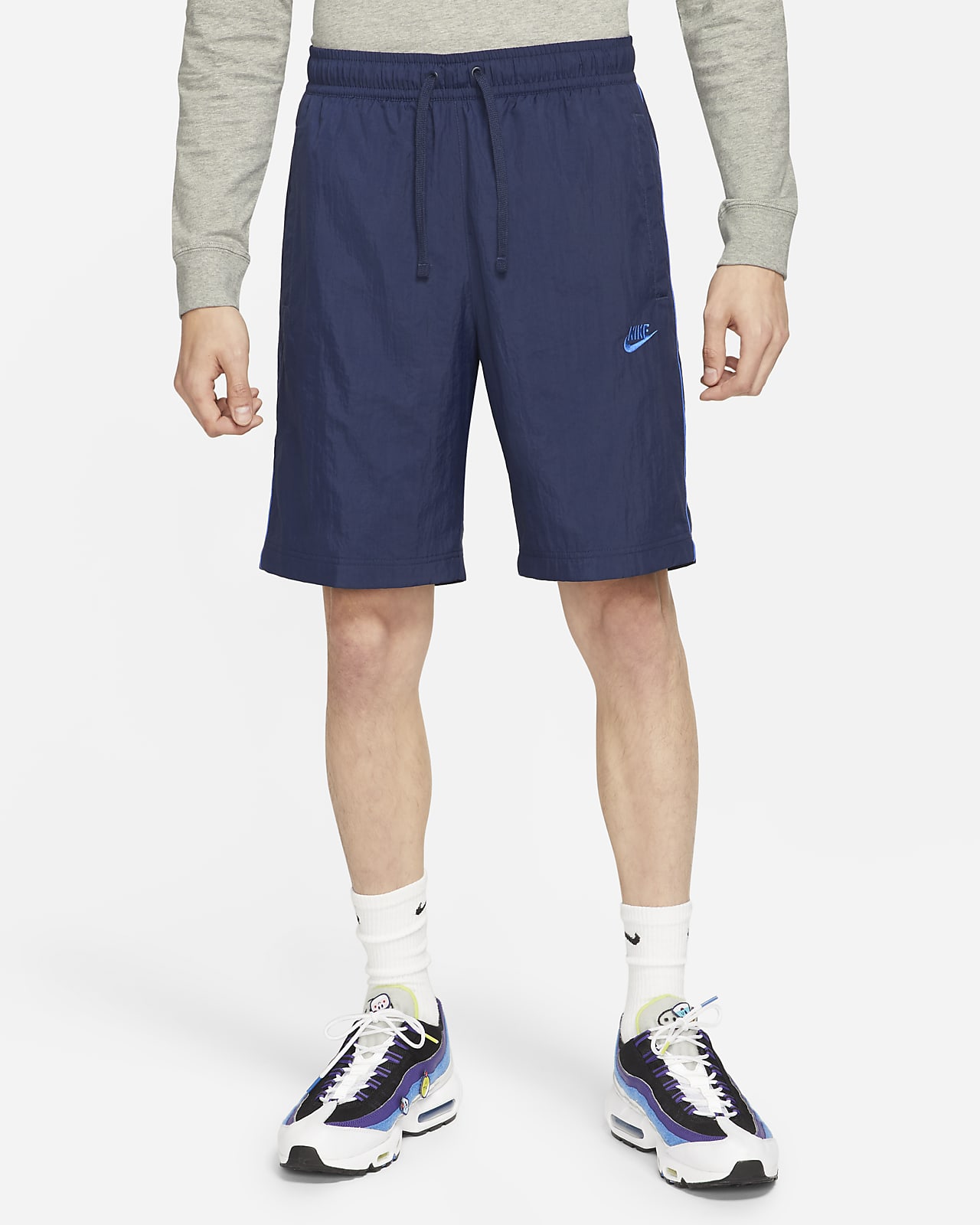Shorts de entrenamiento con líneas para hombre Nike Sportswear. Nike.com
