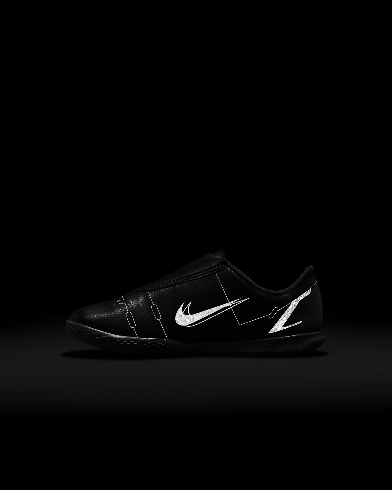 Nike Jr. Mercurial Vapor 14 Club IC Little Indoor/Court Soccer Shoe.