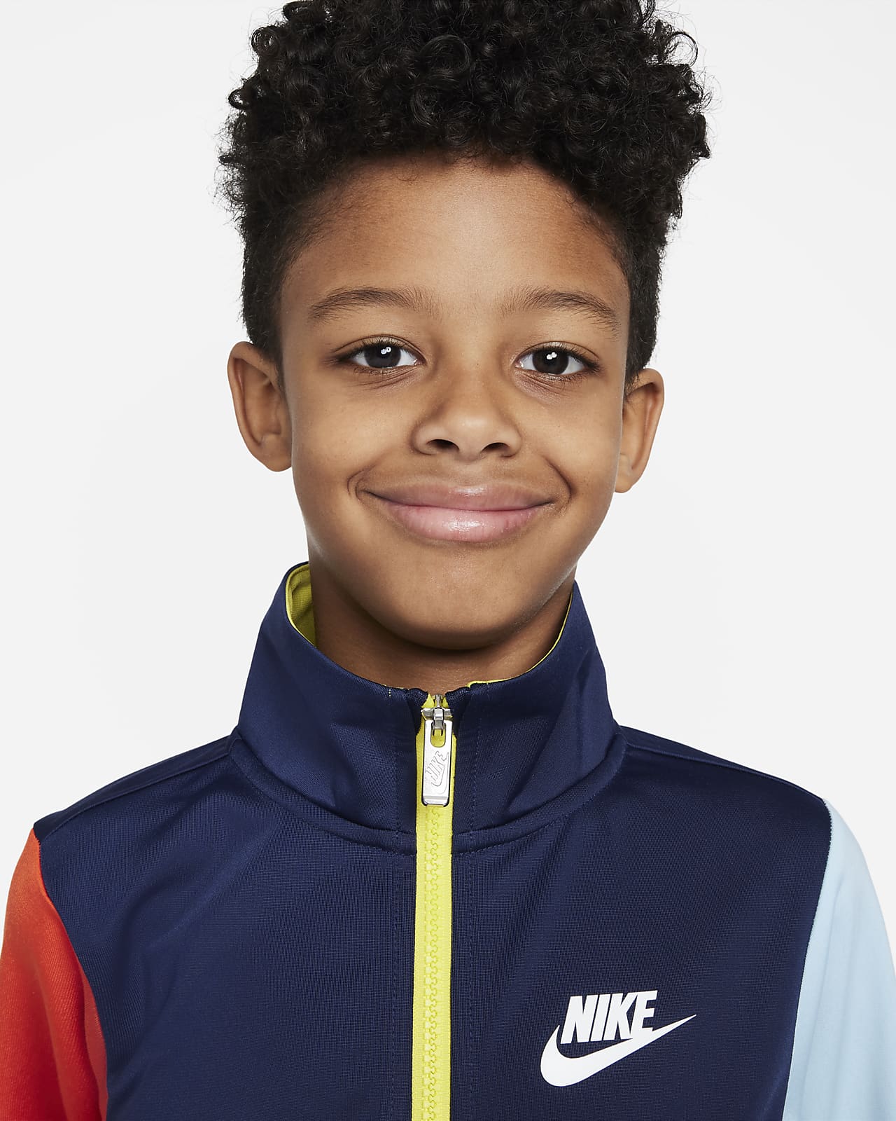 editorial mago Respetuoso del medio ambiente Survêtement Nike Active Joy Tricot Set pour jeune enfant. Nike BE
