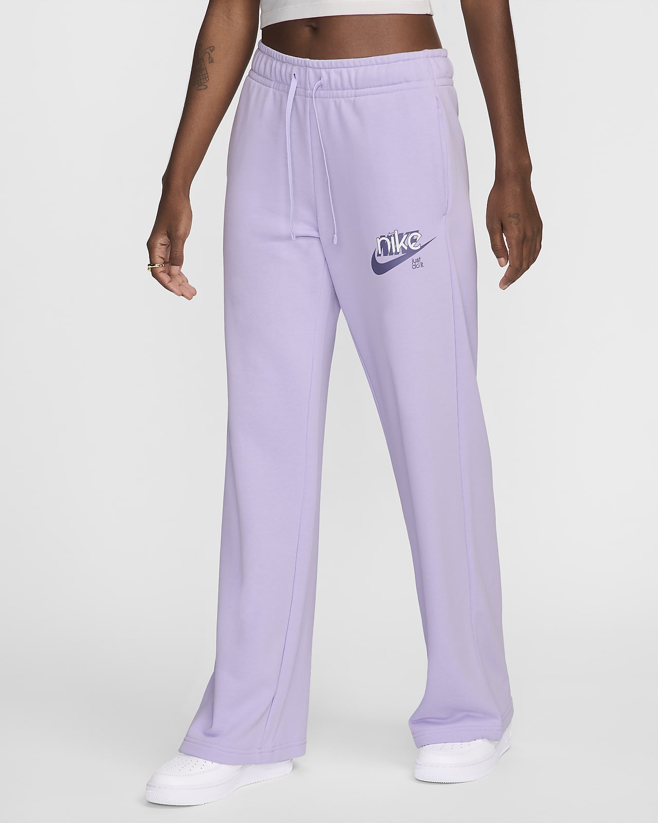 Pants de French Terry con gráfico de tiro medio de pierna ancha para mujer Nike Sportswear Club Fleece