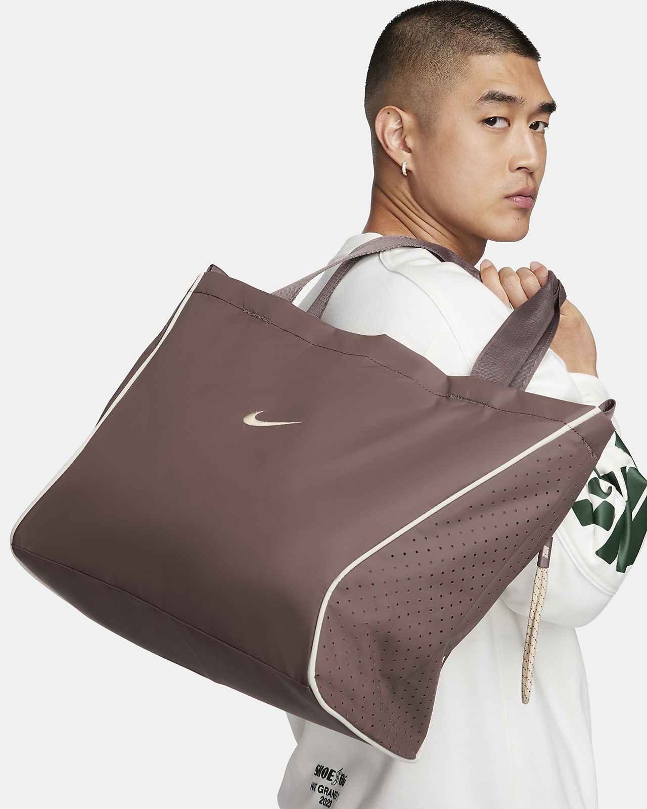 Socialismo Con qué frecuencia Estallar Nike Sportswear Essentials Tote Bag (26L). Nike LU