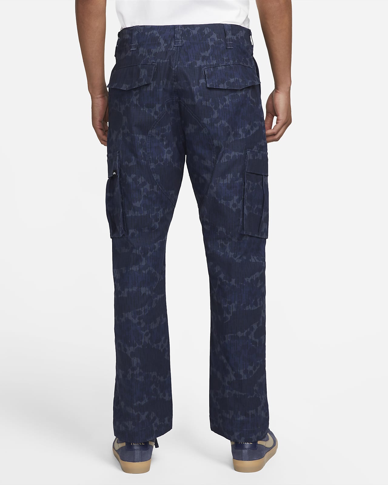 Pants militares camuflajeados de skateboard Nike SB. Nike.com