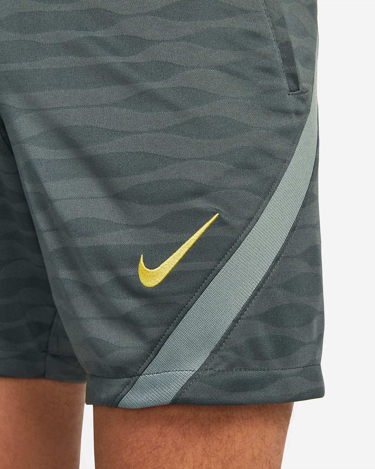 Liverpool F.C. Strike Men's Nike Dri-FIT Knit Football Shorts. Nike ID