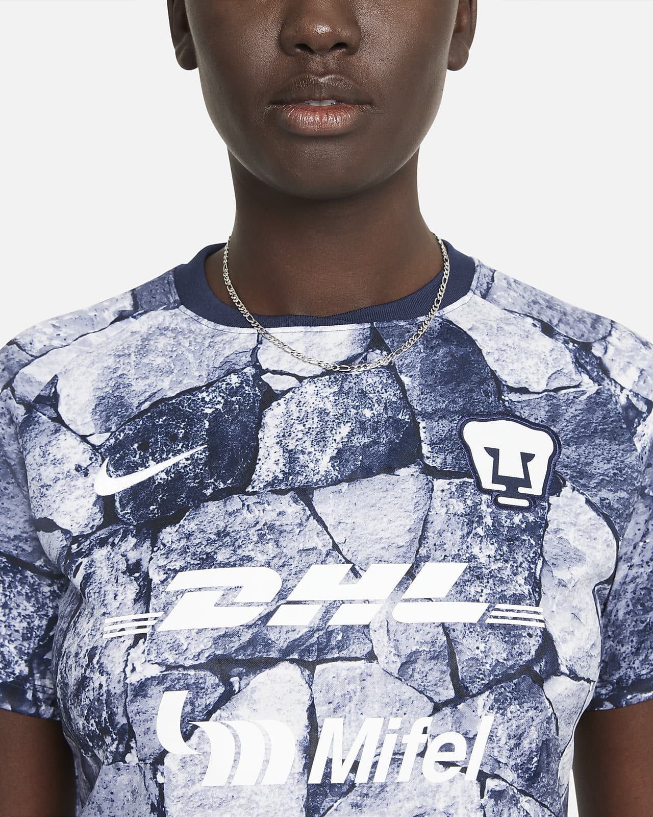 Playera de fútbol para antes del partido Nike Dri-FIT para mujer Pumas UNAM.  Nike MX